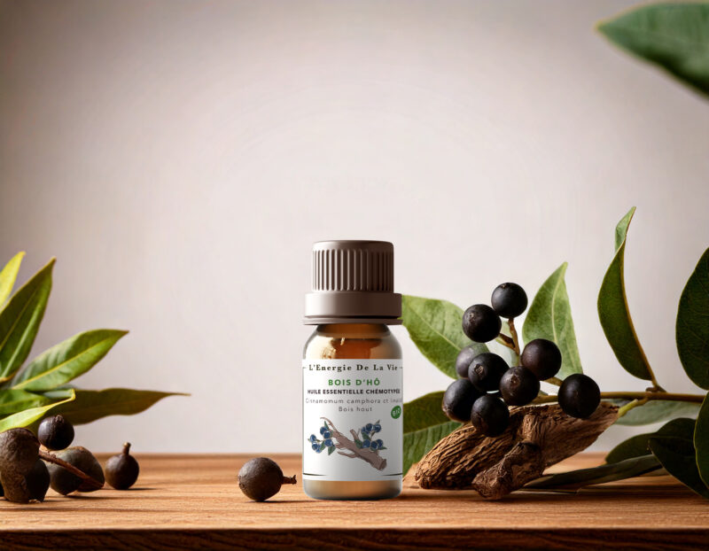 Découvrez l’huile essentielle de bois de Hô bio, reconnue pour ses vertus anti-âge et régénérantes. Idéale pour préserver la jeunesse de la peau, apaiser les imperfections et favoriser la détente.